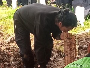 Momen Sedih Reza Arap di Pemakaman Lula Lahfah