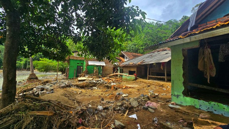 Rumah warga di Cisarua, Kabupaten Bandung Barat, terdampak longsor, Sabtu (24/1/2026). (Dok. Detikcom/Whisnu Pradana)