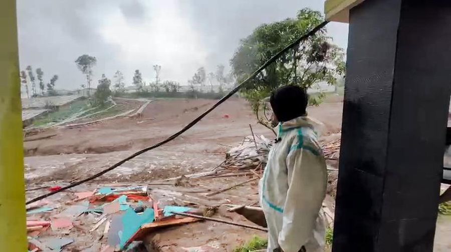 Rumah warga di Cisarua, Kabupaten Bandung Barat, terdampak longsor, Sabtu (24/1/2026). (Dok. Detikcom/Whisnu Pradana)