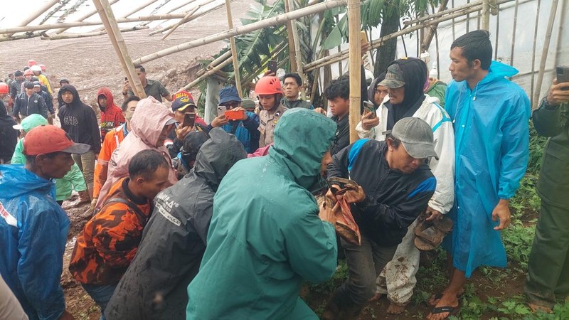Rumah warga di Cisarua, Kabupaten Bandung Barat, terdampak longsor, Sabtu (24/1/2026). (Dok. Detikcom/Whisnu Pradana)