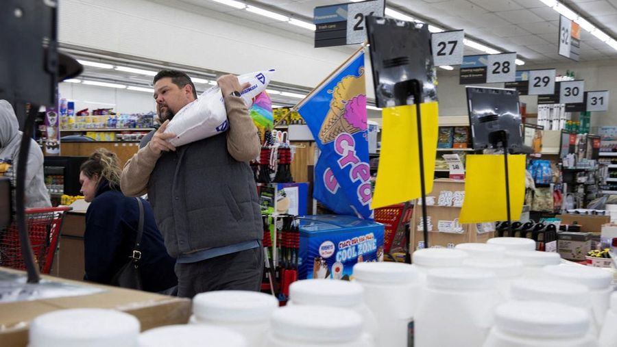 Rak-rak penyimpanan bahan makanan pokok rumah tangga hampir kosong karena badai musim dingin besar memicu aksi beli besar-besaran di Tulsa, Oklahoma, 23 Januari 2026, seperti terlihat dalam cuplikan video ini. (REUTERS/Eric Cox)