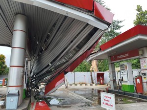 Belum Diperbaiki Usai Ditimpa Pohon, SPBU Pramuka Raya Tutup Operasi