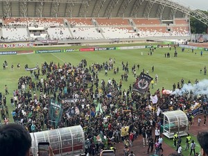 SFC Kalah 0-5 dari Sumsel United, Suporter Lempar Kursi-Masuk Lapangan