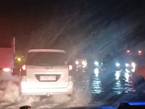 Tol Merak KM 50 Masih Tergenang Malam Ini, Lalin Macet