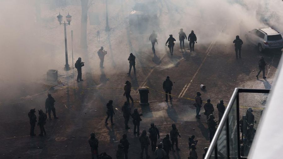 Para demonstran berkumpul di persimpangan Nicollet Avenue dan W 26th Street dekat lokasi di mana seorang pria yang diidentifikasi sebagai Alex Pretti ditembak mati oleh agen federal yang mencoba menahannya, di Minneapolis, Minnesota, AS, 24 Januari 2026. (REUTERS/Tim Evans)