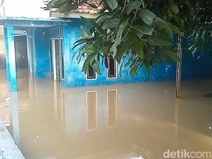 Dua Malam di Masjid, Warga Ciasem Tunggu Banjir Benar-benar Surut