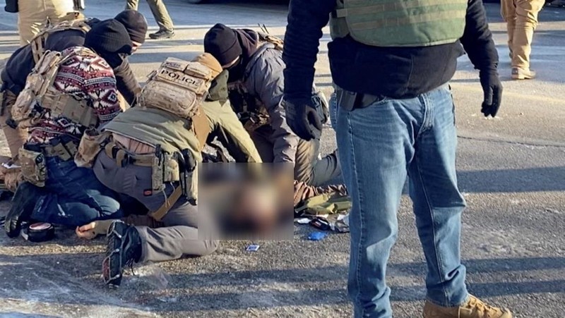 Cuplikan layar dari video yang diperoleh Reuters menunjukkan seorang agen federal menembak seorang pria yang diidentifikasi sebagai Alex Pretti, saat ia tergeletak di tanah di Minneapolis, Minnesota, AS, 24 Januari 2026. (VIDEO OBTAINED BY REUTERS/via REUTERS)