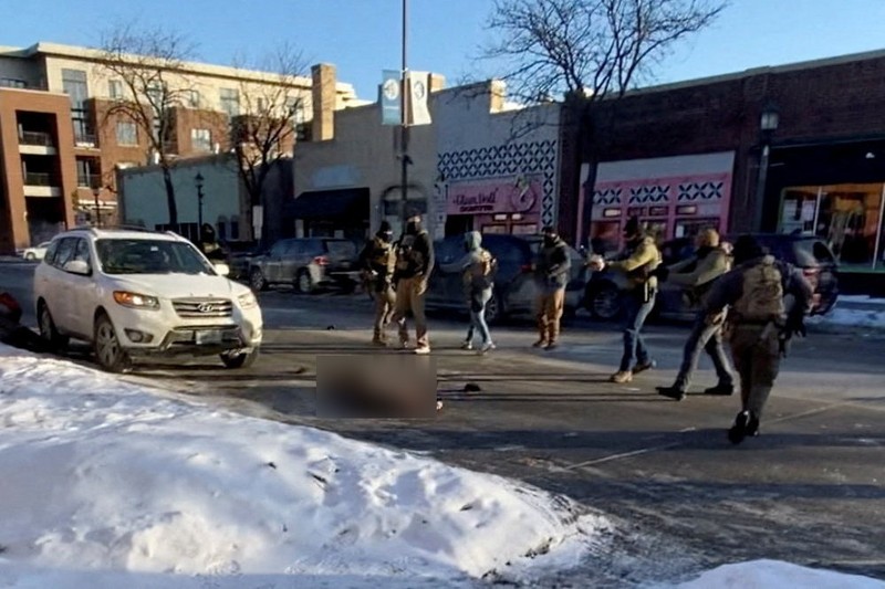 Cuplikan layar dari video yang diperoleh Reuters menunjukkan seorang agen federal menembak seorang pria yang diidentifikasi sebagai Alex Pretti, saat ia tergeletak di tanah di Minneapolis, Minnesota, AS, 24 Januari 2026. (VIDEO OBTAINED BY REUTERS/via REUTERS)