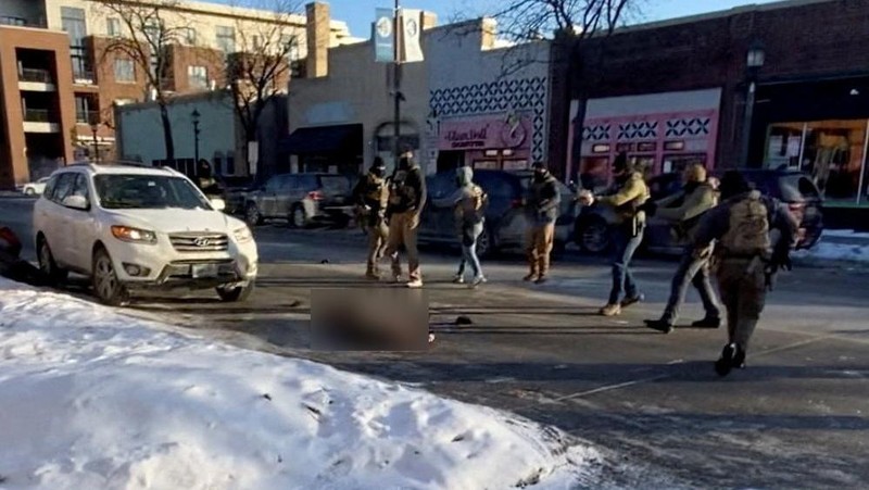 Cuplikan layar dari video yang diperoleh Reuters menunjukkan seorang agen federal menembak seorang pria yang diidentifikasi sebagai Alex Pretti, saat ia tergeletak di tanah di Minneapolis, Minnesota, AS, 24 Januari 2026. (VIDEO OBTAINED BY REUTERS/via REUTERS)