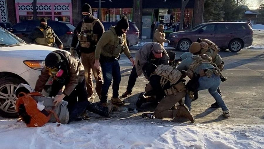 Cuplikan layar dari video yang diperoleh Reuters menunjukkan seorang agen federal menembak seorang pria yang diidentifikasi sebagai Alex Pretti, saat ia tergeletak di tanah di Minneapolis, Minnesota, AS, 24 Januari 2026. (VIDEO OBTAINED BY REUTERS/via REUTERS)