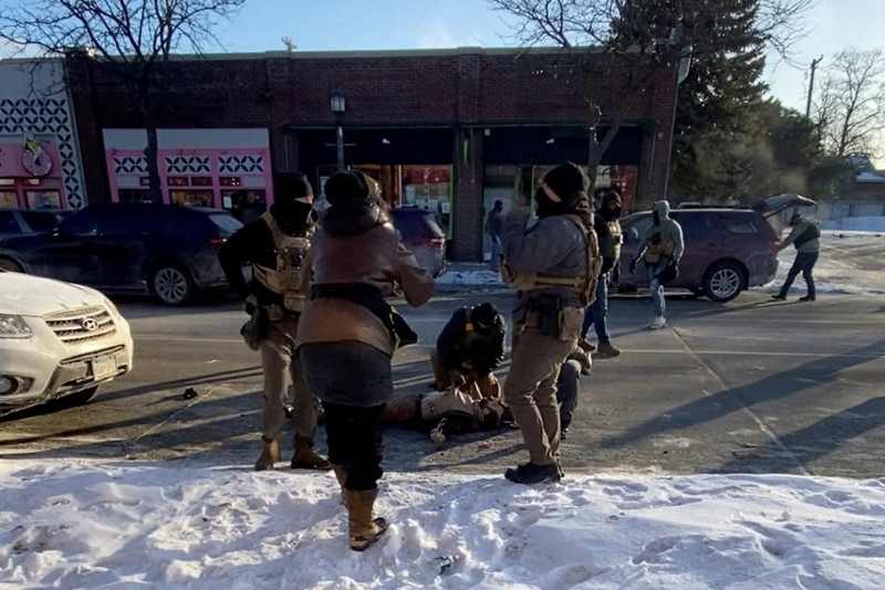 Cuplikan layar dari video yang diperoleh Reuters menunjukkan seorang agen federal menembak seorang pria yang diidentifikasi sebagai Alex Pretti, saat ia tergeletak di tanah di Minneapolis, Minnesota, AS, 24 Januari 2026. (VIDEO OBTAINED BY REUTERS/via REUTERS)