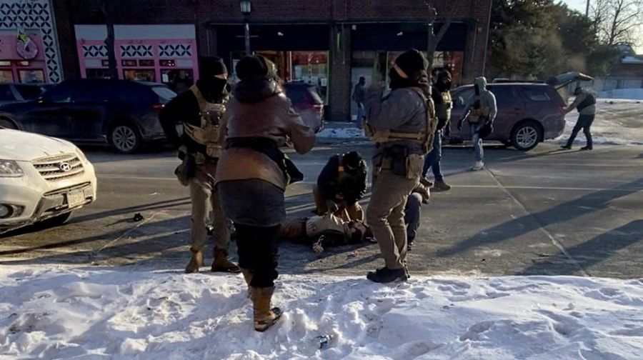 Cuplikan layar dari video yang diperoleh Reuters menunjukkan seorang agen federal menembak seorang pria yang diidentifikasi sebagai Alex Pretti, saat ia tergeletak di tanah di Minneapolis, Minnesota, AS, 24 Januari 2026. (VIDEO OBTAINED BY REUTERS/via REUTERS)