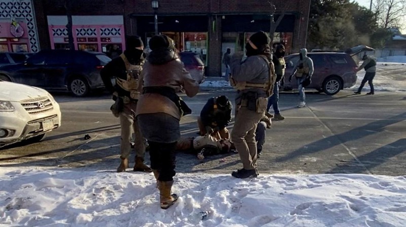 Cuplikan layar dari video yang diperoleh Reuters menunjukkan seorang agen federal menembak seorang pria yang diidentifikasi sebagai Alex Pretti, saat ia tergeletak di tanah di Minneapolis, Minnesota, AS, 24 Januari 2026. (VIDEO OBTAINED BY REUTERS/via REUTERS)