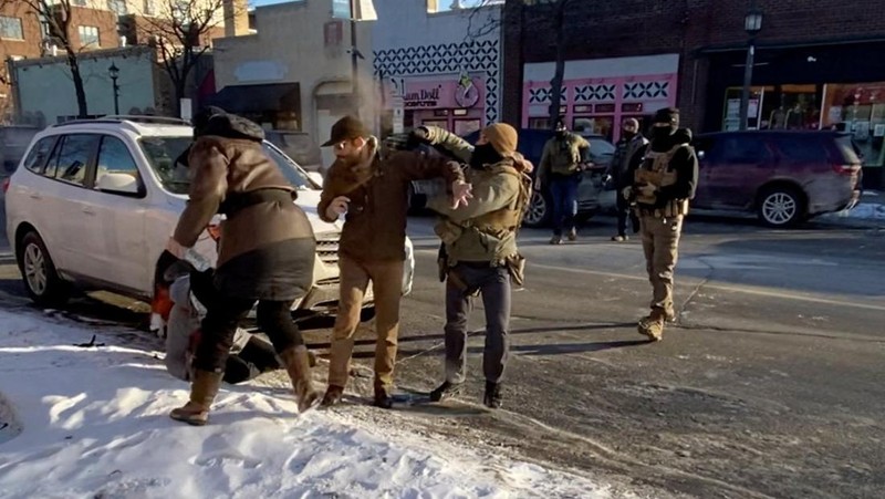 Cuplikan layar dari video yang diperoleh Reuters menunjukkan seorang agen federal menembak seorang pria yang diidentifikasi sebagai Alex Pretti, saat ia tergeletak di tanah di Minneapolis, Minnesota, AS, 24 Januari 2026. (VIDEO OBTAINED BY REUTERS/via REUTERS)