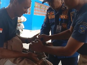 Damkar Surabaya Tak Cuma Padamkan Api, Lepaskan Panci Warga pun Sigap