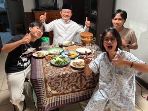 Seloroh Fajar Sadboy Digandeng Dudung Abduracman Nyanyi Religi