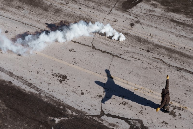 Para demonstran berkumpul di persimpangan Nicollet Avenue dan W 26th Street dekat lokasi di mana seorang pria yang diidentifikasi sebagai Alex Pretti ditembak mati oleh agen federal yang mencoba menahannya, di Minneapolis, Minnesota, AS, 24 Januari 2026. (REUTERS/Tim Evans)