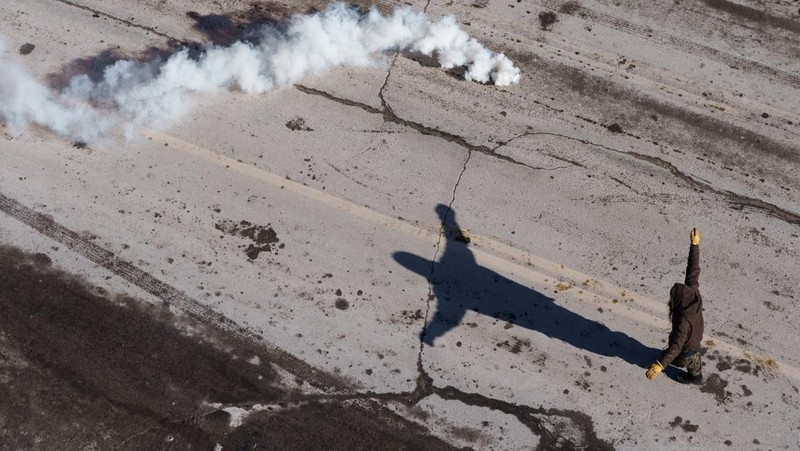 Para demonstran berkumpul di persimpangan Nicollet Avenue dan W 26th Street dekat lokasi di mana seorang pria yang diidentifikasi sebagai Alex Pretti ditembak mati oleh agen federal yang mencoba menahannya, di Minneapolis, Minnesota, AS, 24 Januari 2026. (REUTERS/Tim Evans)