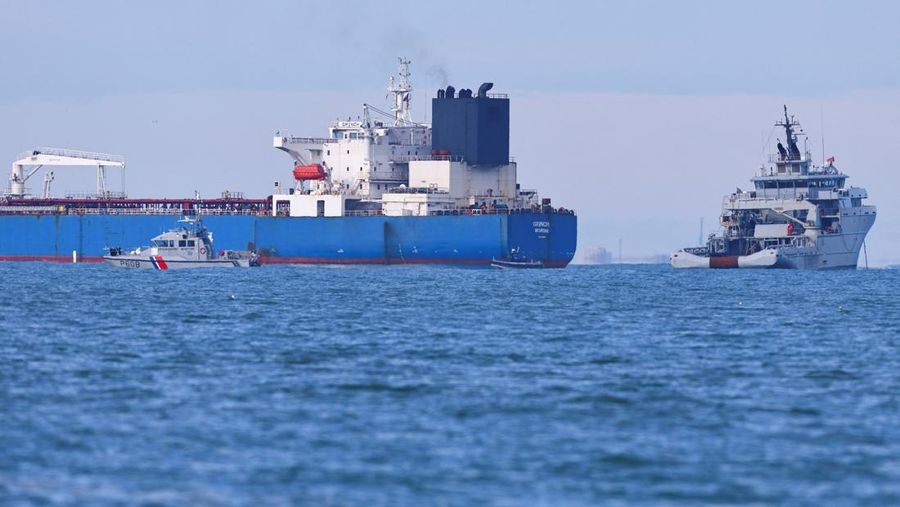 Kapal-kapal angkatan laut Prancis mengepung kapal tanker minyak GRINCH, yang dicegat oleh Prancis di Laut Alboran karena dicurigai beroperasi dengan bendera palsu dan merupakan bagian dari armada bayangan Rusia yang memungkinkan Rusia mengekspor minyak meskipun ada sanksi, dan dialihkan ke pelabuhan Marseille-Fos, di Teluk Fos-sur-Mer, di Martigues, Prancis, 25 Januari 2026. (REUTERS/Manon Cruz)