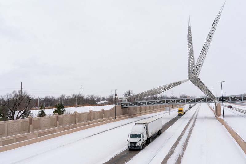 Salju turun di atas Scissortail Park selama Badai Musim Dingin Fern di Oklahoma City, Oklahoma, AS, 24 Januari 2026. (REUTERS/Nick Oxford)