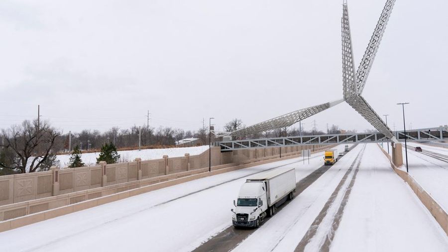 Salju turun di atas Scissortail Park selama Badai Musim Dingin Fern di Oklahoma City, Oklahoma, AS, 24 Januari 2026. (REUTERS/Nick Oxford)