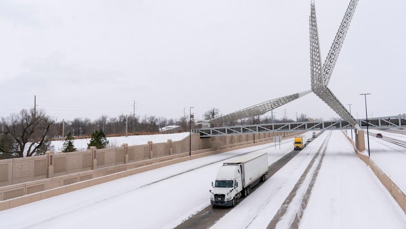 Salju turun di atas Scissortail Park selama Badai Musim Dingin Fern di Oklahoma City, Oklahoma, AS, 24 Januari 2026. (REUTERS/Nick Oxford)