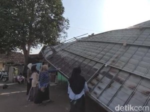 Atap PAUD & Madrasah di Sukabumi Ambruk Diterjang Angin