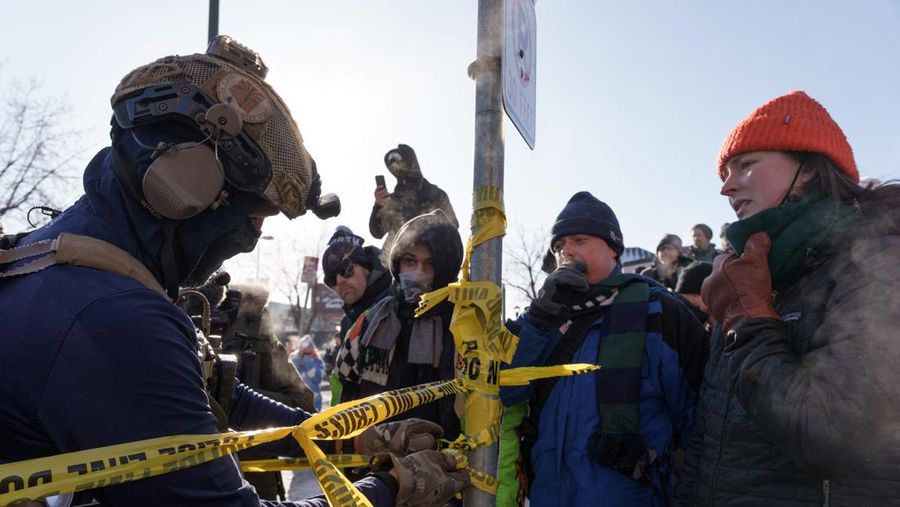 Para demonstran berkumpul di persimpangan Nicollet Avenue dan W 26th Street dekat lokasi di mana seorang pria yang diidentifikasi sebagai Alex Pretti ditembak mati oleh agen federal yang mencoba menahannya, di Minneapolis, Minnesota, AS, 24 Januari 2026. (REUTERS/Tim Evans)