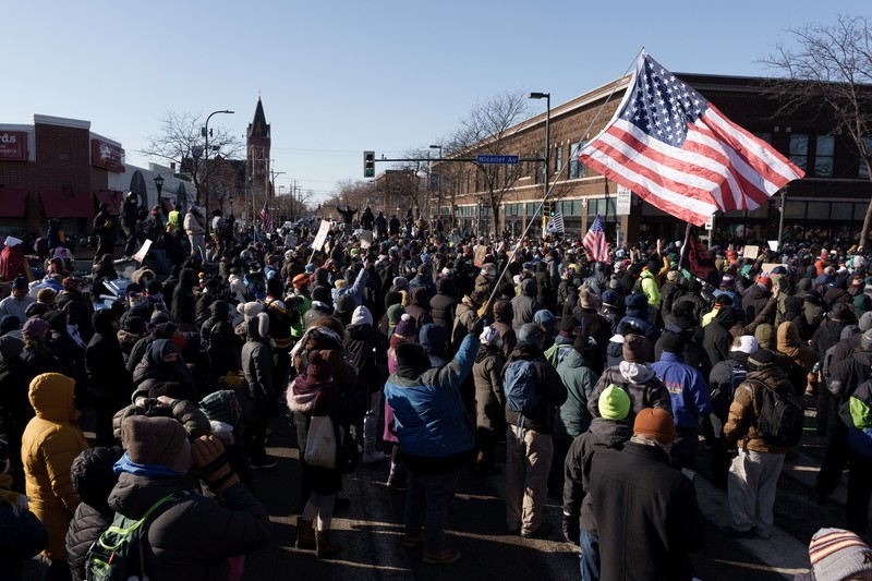Para demonstran berkumpul di persimpangan Nicollet Avenue dan W 26th Street dekat lokasi di mana seorang pria yang diidentifikasi sebagai Alex Pretti ditembak mati oleh agen federal yang mencoba menahannya, di Minneapolis, Minnesota, AS, 24 Januari 2026. (REUTERS/Tim Evans)