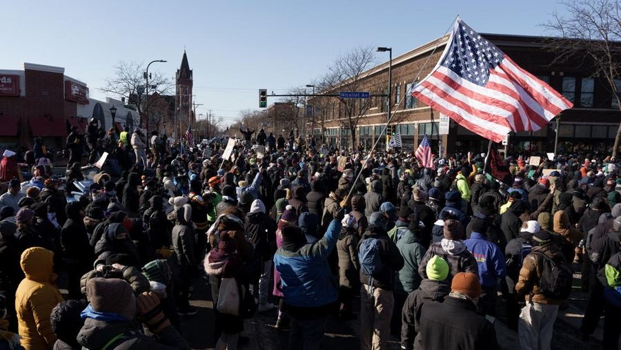Para demonstran berkumpul di persimpangan Nicollet Avenue dan W 26th Street dekat lokasi di mana seorang pria yang diidentifikasi sebagai Alex Pretti ditembak mati oleh agen federal yang mencoba menahannya, di Minneapolis, Minnesota, AS, 24 Januari 2026. (REUTERS/Tim Evans)