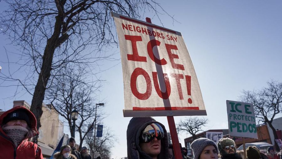 Para demonstran berkumpul di persimpangan Nicollet Avenue dan W 26th Street dekat lokasi di mana seorang pria yang diidentifikasi sebagai Alex Pretti ditembak mati oleh agen federal yang mencoba menahannya, di Minneapolis, Minnesota, AS, 24 Januari 2026. (REUTERS/Tim Evans)