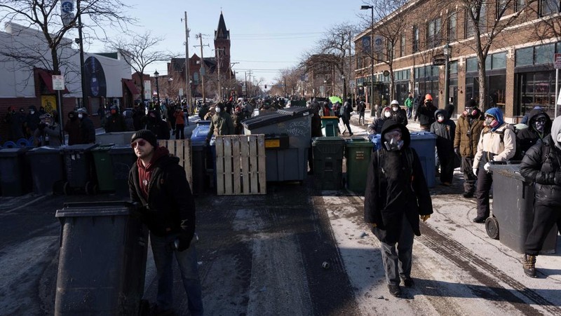 Para demonstran berkumpul di persimpangan Nicollet Avenue dan W 26th Street dekat lokasi di mana seorang pria yang diidentifikasi sebagai Alex Pretti ditembak mati oleh agen federal yang mencoba menahannya, di Minneapolis, Minnesota, AS, 24 Januari 2026. (REUTERS/Tim Evans)