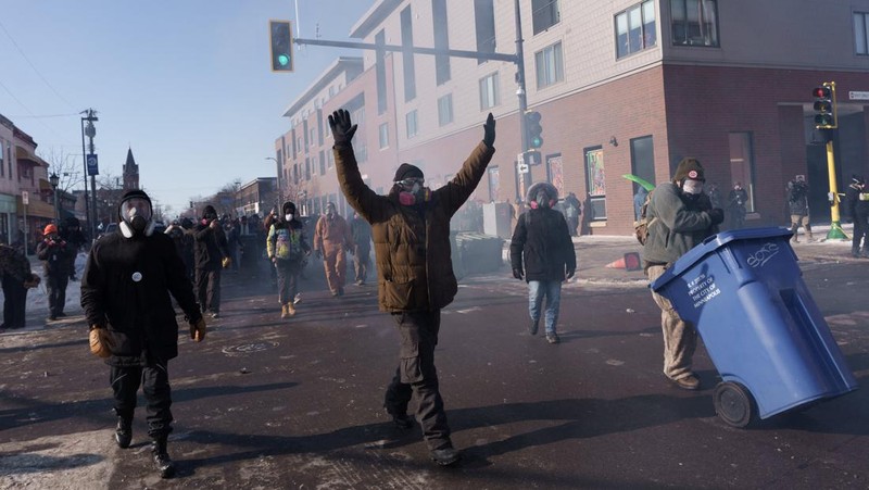 Para demonstran berkumpul di persimpangan Nicollet Avenue dan W 26th Street dekat lokasi di mana seorang pria yang diidentifikasi sebagai Alex Pretti ditembak mati oleh agen federal yang mencoba menahannya, di Minneapolis, Minnesota, AS, 24 Januari 2026. (REUTERS/Tim Evans)