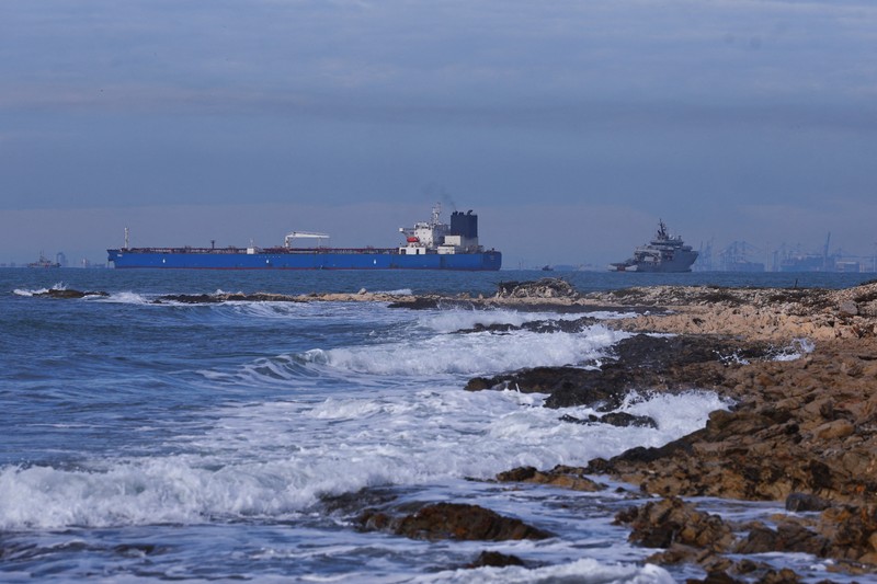 Kapal-kapal angkatan laut Prancis mengepung kapal tanker minyak GRINCH, yang dicegat oleh Prancis di Laut Alboran karena dicurigai beroperasi dengan bendera palsu dan merupakan bagian dari armada bayangan Rusia yang memungkinkan Rusia mengekspor minyak meskipun ada sanksi, dan dialihkan ke pelabuhan Marseille-Fos, di Teluk Fos-sur-Mer, di Martigues, Prancis, 25 Januari 2026. (REUTERS/Manon Cruz)