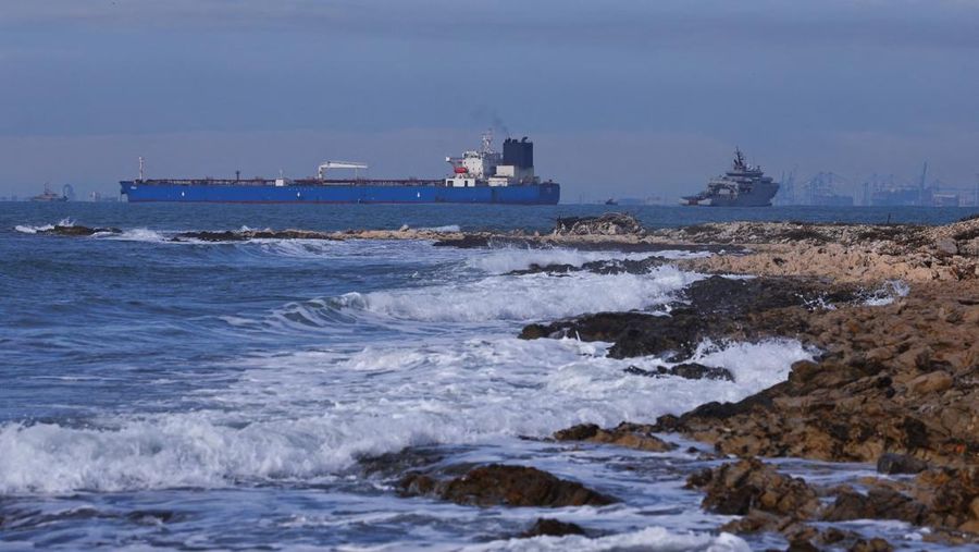 Kapal-kapal angkatan laut Prancis mengepung kapal tanker minyak GRINCH, yang dicegat oleh Prancis di Laut Alboran karena dicurigai beroperasi dengan bendera palsu dan merupakan bagian dari armada bayangan Rusia yang memungkinkan Rusia mengekspor minyak meskipun ada sanksi, dan dialihkan ke pelabuhan Marseille-Fos, di Teluk Fos-sur-Mer, di Martigues, Prancis, 25 Januari 2026. (REUTERS/Manon Cruz)