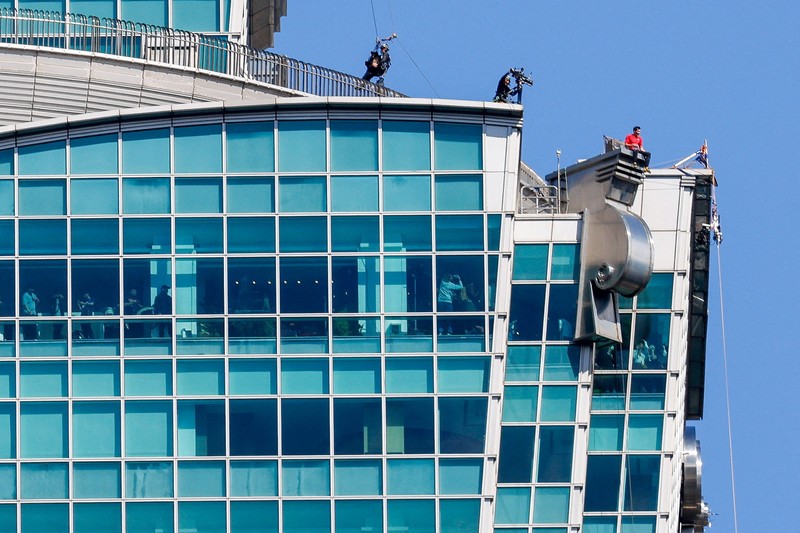 Pendaki Alex Honnold melakukan pendakian solo tanpa tali pengaman di Gedung Pencakar Langit Taipei 101 di Taipei, Taiwan, 25 Januari 2026. (REUTERS/Ann Wang)