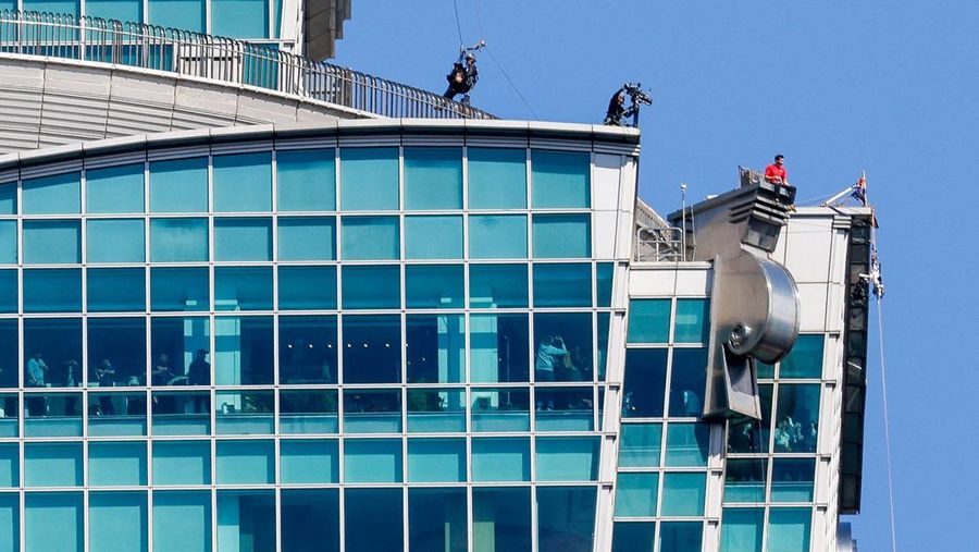 Pendaki Alex Honnold melakukan pendakian solo tanpa tali pengaman di Gedung Pencakar Langit Taipei 101 di Taipei, Taiwan, 25 Januari 2026. (REUTERS/Ann Wang)