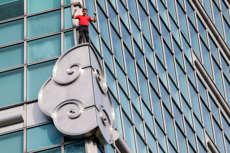 Pendaki Alex Honnold melakukan pendakian solo tanpa tali pengaman di Gedung Pencakar Langit Taipei 101 di Taipei, Taiwan, 25 Januari 2026. (REUTERS/Ann Wang)