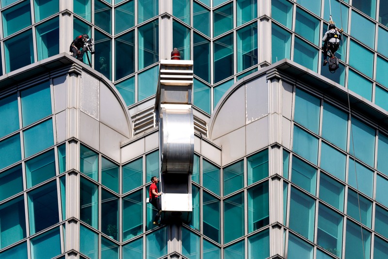 Pendaki Alex Honnold melakukan pendakian solo tanpa tali pengaman di Gedung Pencakar Langit Taipei 101 di Taipei, Taiwan, 25 Januari 2026. (REUTERS/Ann Wang)