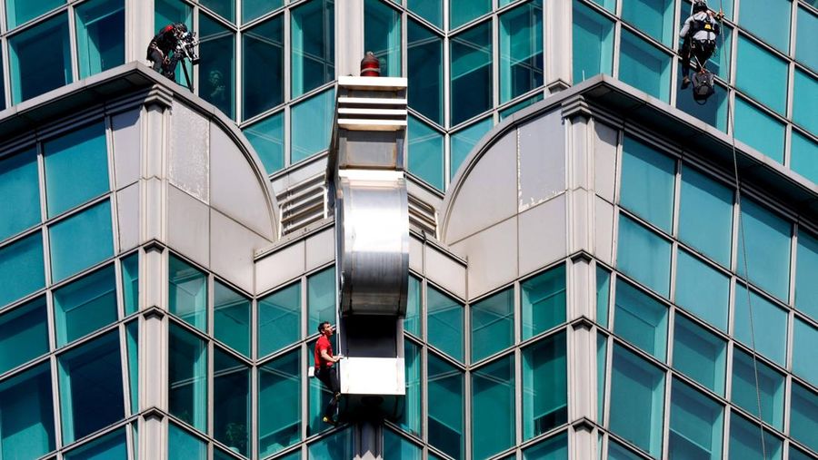 Pendaki Alex Honnold melakukan pendakian solo tanpa tali pengaman di Gedung Pencakar Langit Taipei 101 di Taipei, Taiwan, 25 Januari 2026. (REUTERS/Ann Wang)