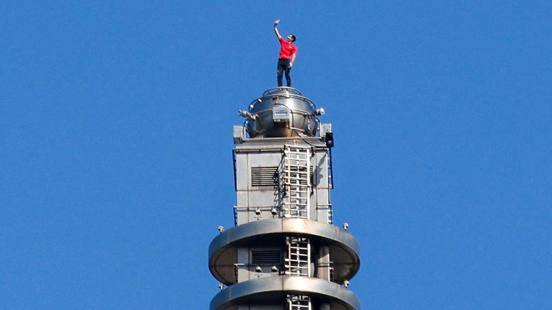 Pendaki Alex Honnold melakukan pendakian solo tanpa tali pengaman di Gedung Pencakar Langit Taipei 101 di Taipei, Taiwan, 25 Januari 2026. (REUTERS/Ann Wang)