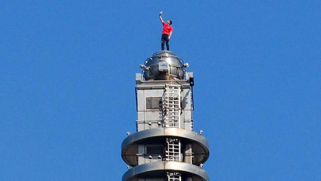Potret 'Spiderman' Panjat Gedung 101 Lantai, Tak Pakai Tali Pengaman