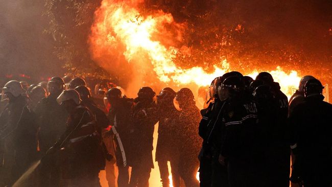 Potret Chaos Demo Antipemerintah, Kantor PM Dilempari Bom Molotov