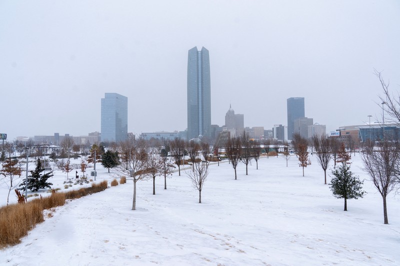 Salju turun di atas Scissortail Park selama Badai Musim Dingin Fern di Oklahoma City, Oklahoma, AS, 24 Januari 2026. (REUTERS/Nick Oxford)