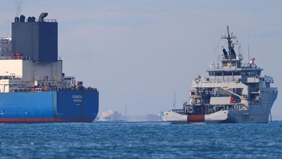 Kapal-kapal angkatan laut Prancis mengepung kapal tanker minyak GRINCH, yang dicegat oleh Prancis di Laut Alboran karena dicurigai beroperasi dengan bendera palsu dan merupakan bagian dari armada bayangan Rusia yang memungkinkan Rusia mengekspor minyak meskipun ada sanksi, dan dialihkan ke pelabuhan Marseille-Fos, di Teluk Fos-sur-Mer, di Martigues, Prancis, 25 Januari 2026. (REUTERS/Manon Cruz)