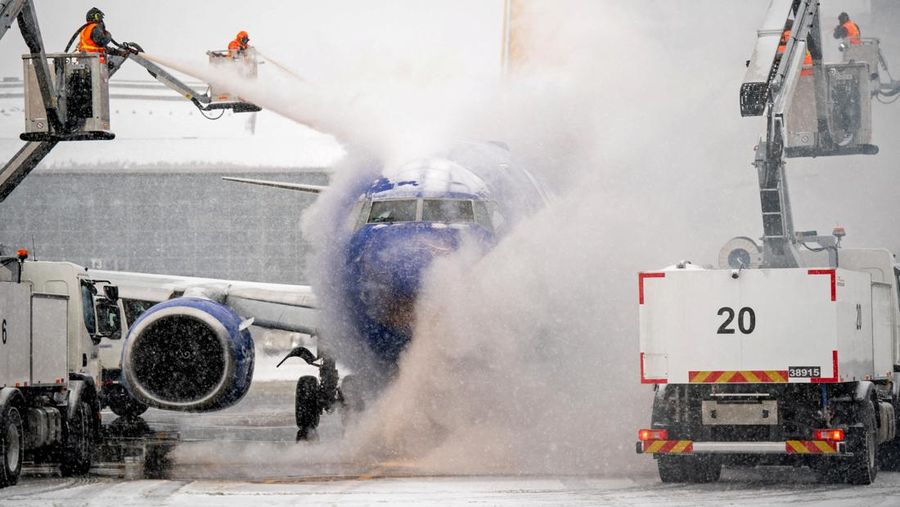 Salju turun di atas Scissortail Park selama Badai Musim Dingin Fern di Oklahoma City, Oklahoma, AS, 24 Januari 2026. (REUTERS/Nick Oxford)