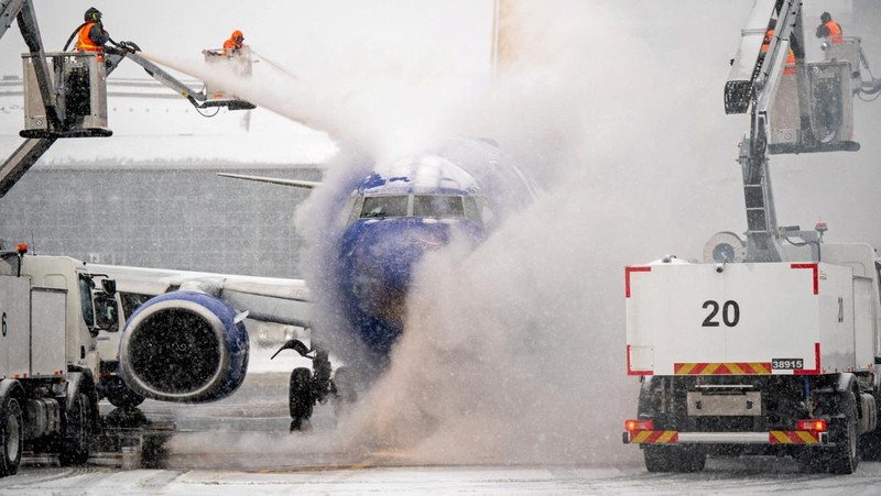 Salju turun di atas Scissortail Park selama Badai Musim Dingin Fern di Oklahoma City, Oklahoma, AS, 24 Januari 2026. (REUTERS/Nick Oxford)