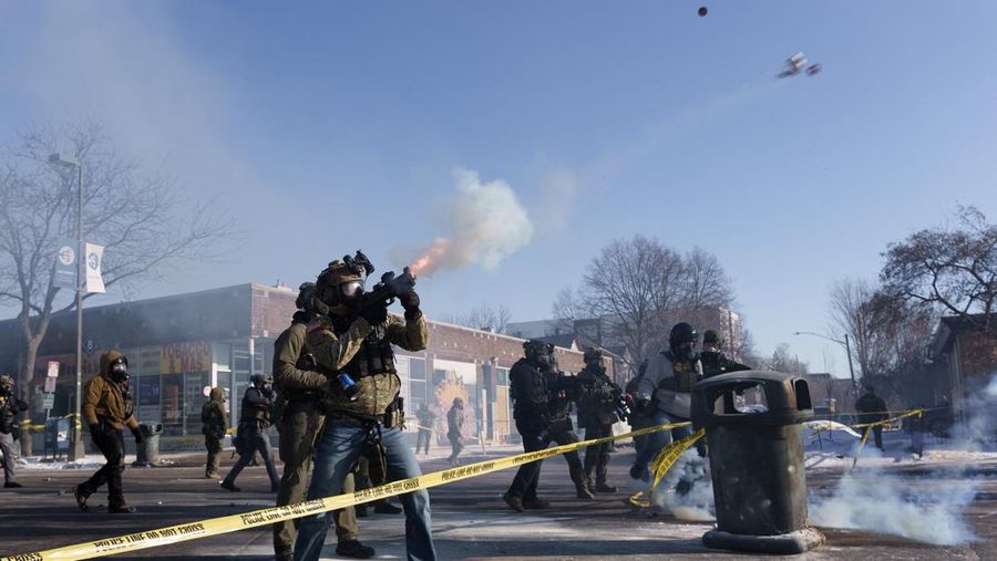 Para demonstran berkumpul di persimpangan Nicollet Avenue dan W 26th Street dekat lokasi di mana seorang pria yang diidentifikasi sebagai Alex Pretti ditembak mati oleh agen federal yang mencoba menahannya, di Minneapolis, Minnesota, AS, 24 Januari 2026. (REUTERS/Tim Evans)