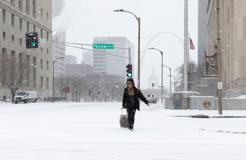 Salju turun di atas Scissortail Park selama Badai Musim Dingin Fern di Oklahoma City, Oklahoma, AS, 24 Januari 2026. (REUTERS/Nick Oxford)