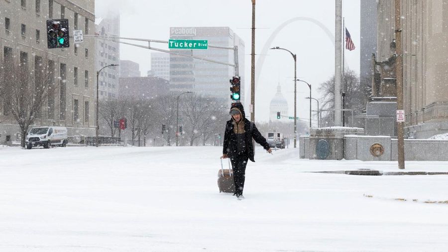 Salju turun di atas Scissortail Park selama Badai Musim Dingin Fern di Oklahoma City, Oklahoma, AS, 24 Januari 2026. (REUTERS/Nick Oxford)